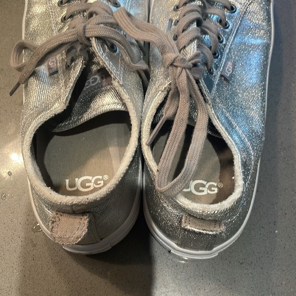 UGG Aries Sneaker size 8.5 Silver Gray Laces - Picture 4 of 7